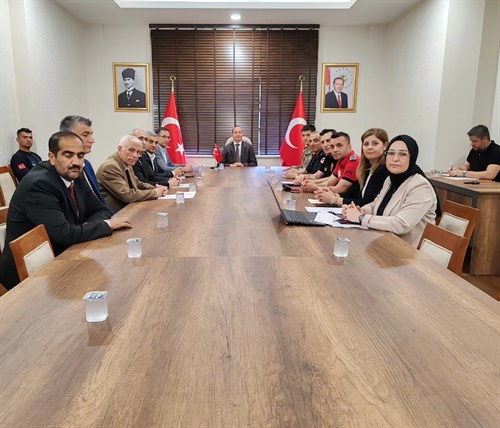 EL YAPIMI PATLAYICILAR (EYP) İLE MÜCADELE İLÇE KOMİSYON 2025 YILI 2. TOPLANTISI, TARSUS KAYMAKAMI MEHMET ALİ AKYÜZ BAŞKANLIĞINDA GERÇEKLEŞTİ
