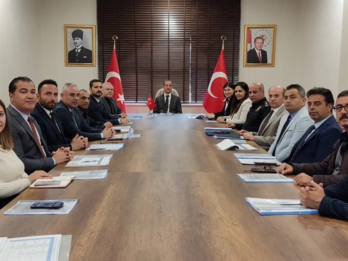 Tarsus Kaymakamı Mehmet Ali AKYÜZ Başkanlığında Gerçekleşen Toplantıda; Büyük İlçeler Güven Ve Dönüşüm Projesi 2024 Yılı Eylem Planı Değerlendirildi