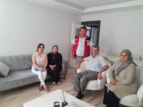 TARSUS KAYMAKAMLIĞI AÇIK KAPI PERSONELLERİ TARAFINDAN ŞEHİT VE GAZİ AİLELERİ ZİYARET EDİLDİ