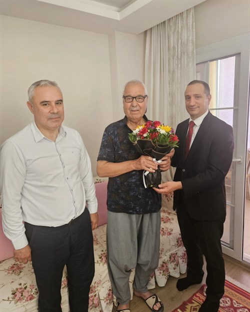 TARSUS KAYMAKAMI MEHMET ALİ AKYÜZ , BABALAR GÜNÜ DOLAYISI İLE ŞEHİT BABALARINI ZİYARET EDEREK BABALAR GÜNÜNÜ KUTLADI